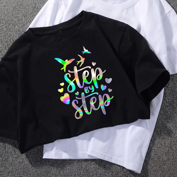 Camiseta negra con frase y figuras en vinilo textil holográfico